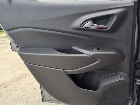 Used 2025 Chevrolet Trax LT w/ LT Convenience Package FWD image 26