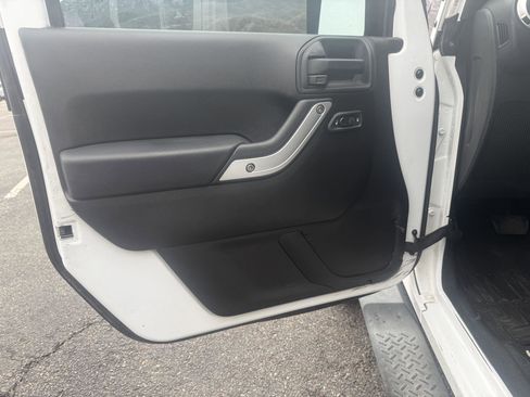 Used 2013 Jeep Wrangler Unlimited Sahara image 19