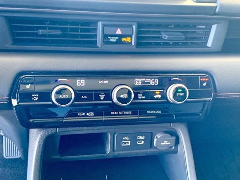 Used 2025 Honda Pilot TrailSport image 40