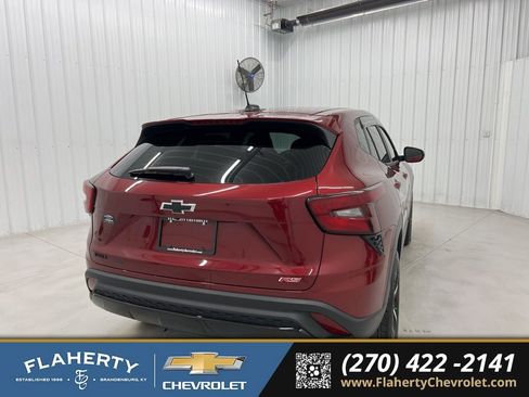 Used 2024 Chevrolet Trax RS w/ Driver Confidence Package FWD image 3