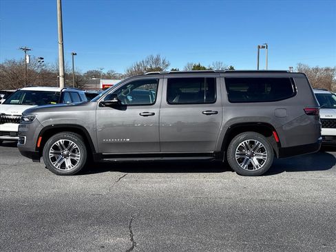 Used 2023 Jeep Wagoneer L 4WD w/ Premium Group I image 6