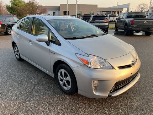 Used 2014 Toyota Prius Two image 9