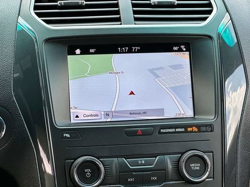 Used 2019 Ford Explorer XLT w/ Equipment Group 202A AWD/4WD image 3