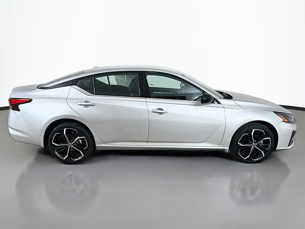 Used 2025 Nissan Altima 2.5 SR AWD/4WD image 9