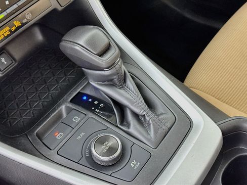 Used 2020 Toyota RAV4 LE AWD/4WD image 16