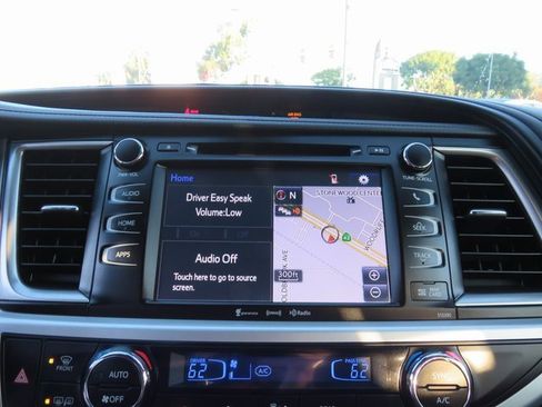 Used 2019 Toyota Highlander SE image 31