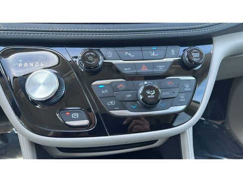 Used 2023 Chrysler Pacifica Limited FWD image 16