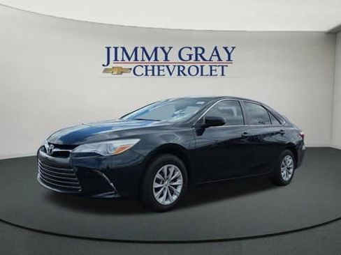 Used 2017 Toyota Camry LE image 1