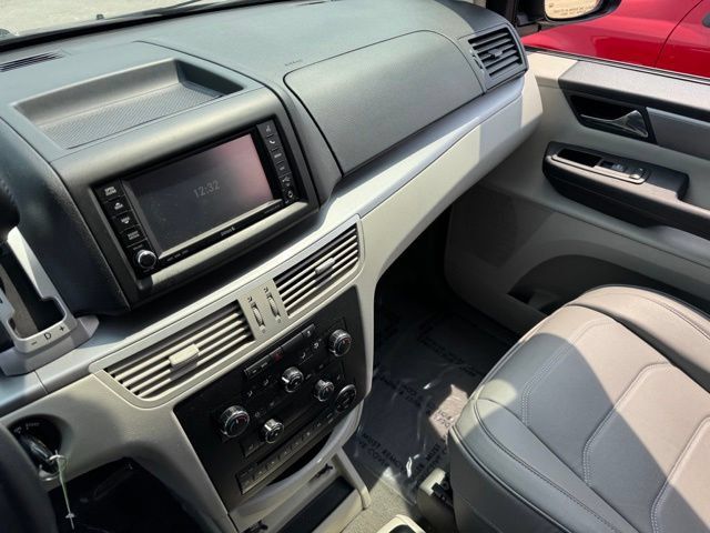 Used 2013 Volkswagen Routan SE FWD image 19