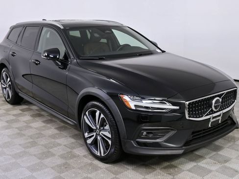 Certified 2025 Volvo V60 B5 Cross Country Plus image 27