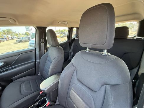 Used 2022 Jeep Renegade Latitude AWD/4WD image 13