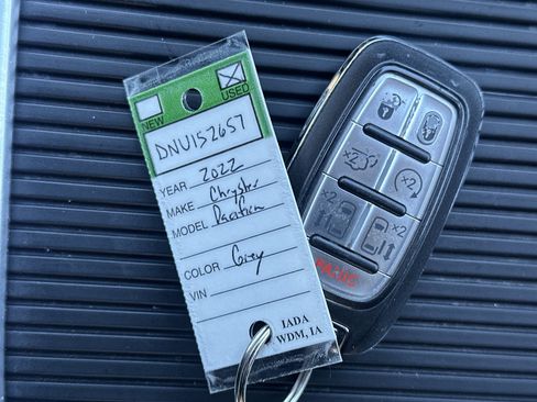 Used 2022 Chrysler Pacifica Touring-L image 34