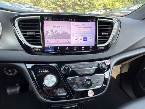 Used 2025 Chrysler Pacifica Select FWD image 31