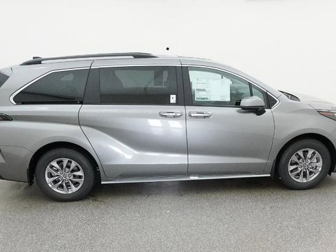New 2026 Toyota Sienna XLE FWD image 14