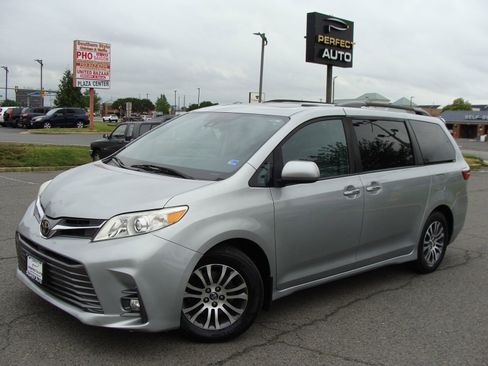 Used 2019 Toyota Sienna XLE w/ XLE Navigation Package FWD image 3