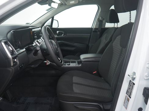 Used 2023 Kia Sorento LX image 17