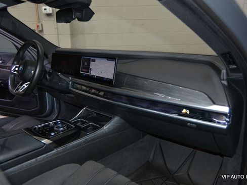 Used 2023 BMW i7 xDrive60 AWD/4WD image 14