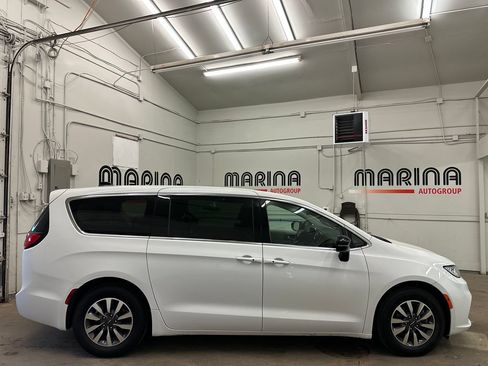 Certified 2024 Chrysler Pacifica Limited FWD image 11
