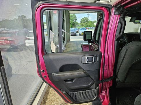 Used 2024 Jeep Wrangler Unlimited Sahara AWD/4WD image 16