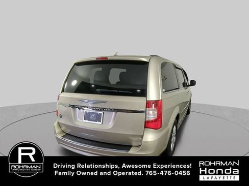 Used 2013 Chrysler Town & Country Touring FWD image 8