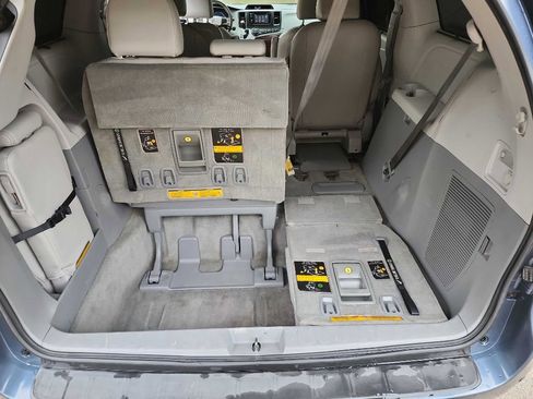 Used 2014 Toyota Sienna XLE image 29