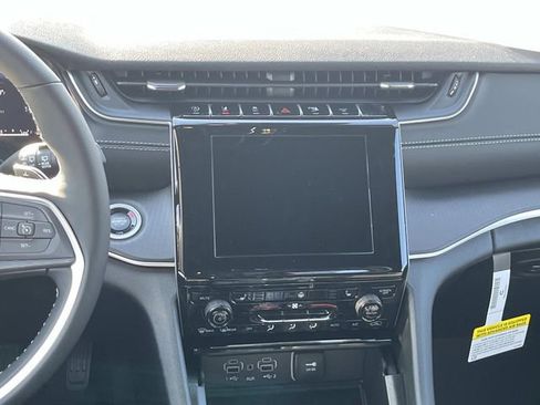 New 2025 Jeep Grand Cherokee Laredo X w/ Luxury Tech Group I AWD/4WD image 16