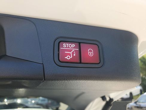 Used 2023 Mercedes-Benz EQB 300 4MATIC image 10