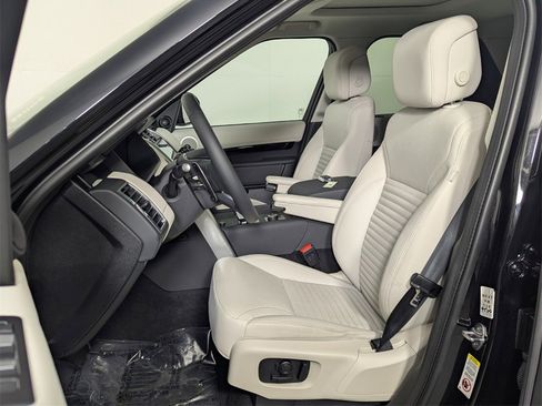 Used 2025 Land Rover Discovery S image 12