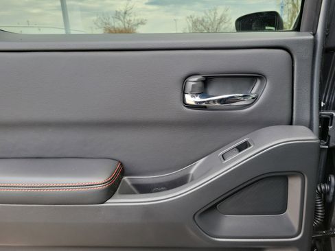 Used 2025 Nissan Frontier PRO-4X w/ Pro Convenience Package image 12