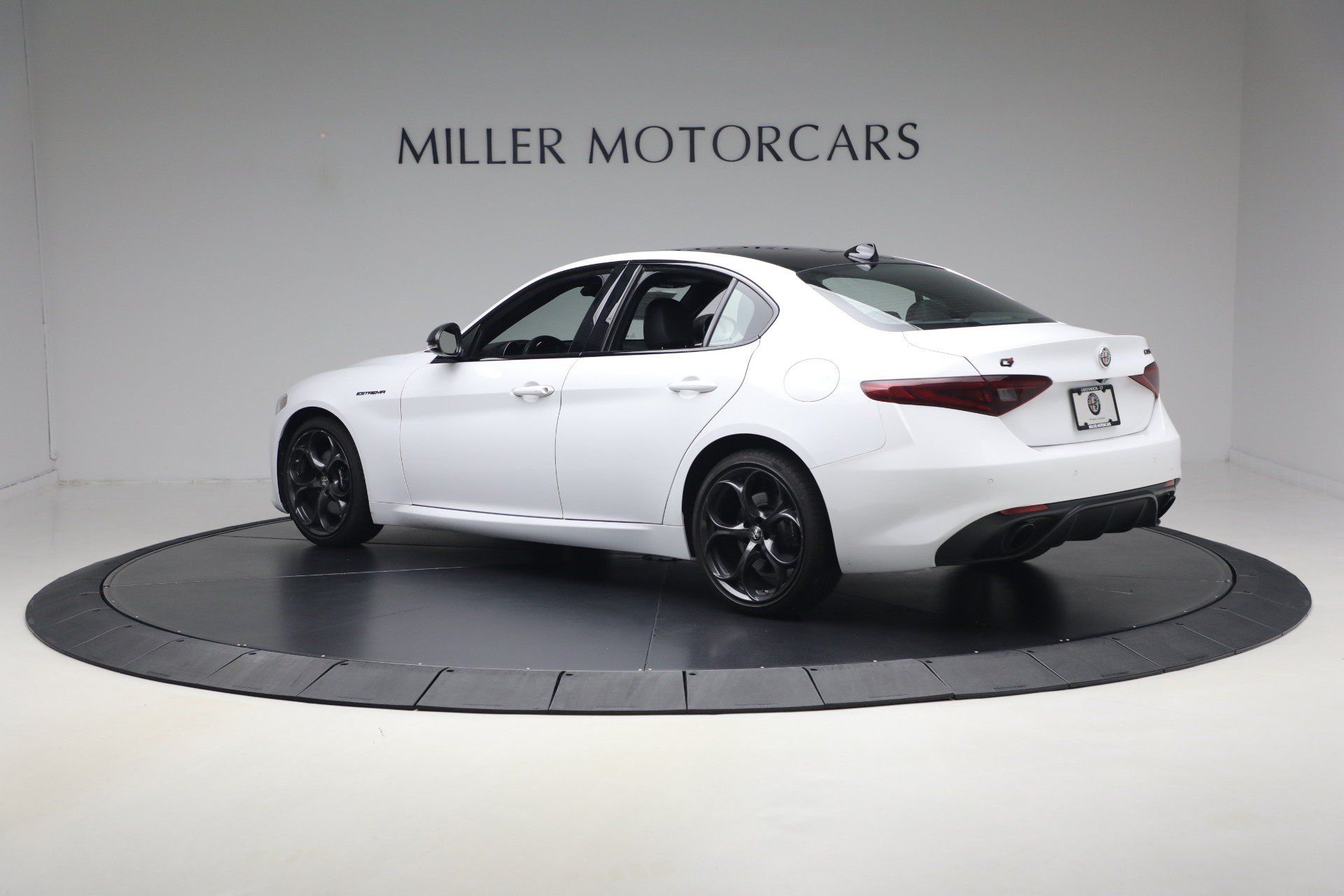 Used 2023 Alfa Romeo Giulia Estrema AWD/4WD image 4