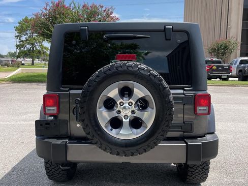 Used 2018 Jeep Wrangler Unlimited Sahara w/ Connectivity Group AWD/4WD image 4
