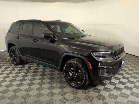 Certified 2025 Jeep Grand Cherokee Limited w/ Black Appearance Package image 3