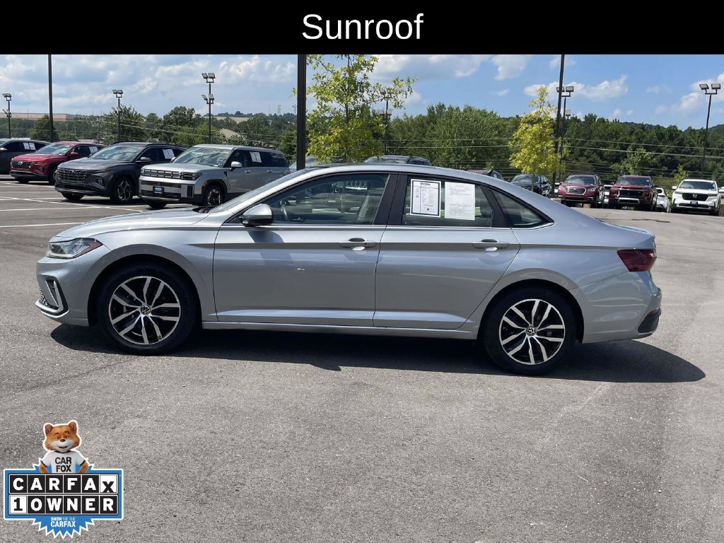 Used 2025 Volkswagen Jetta SE FWD image 6