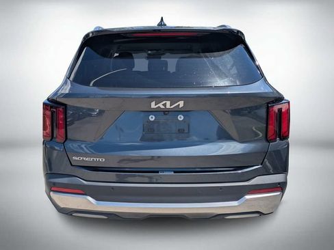 Used 2024 Kia Sorento S FWD image 5