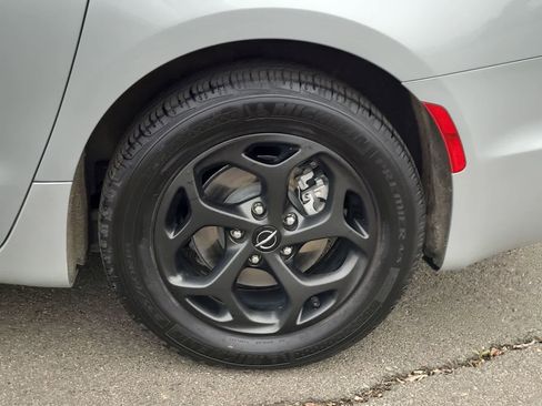 Used 2023 Chrysler Pacifica Touring-L w/ S Appearance Package image 16