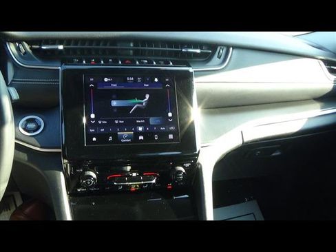 Used 2023 Jeep Grand Cherokee L Laredo image 25