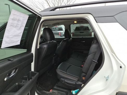 Used 2024 Nissan Pathfinder SL w/ Black Appearance Package AWD/4WD image 14