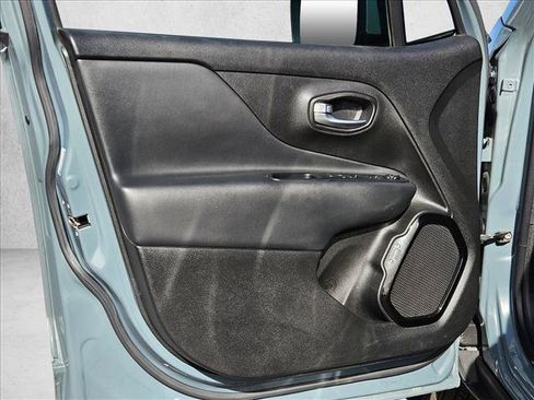 Used 2017 Jeep Renegade Altitude FWD image 10
