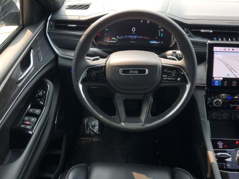 Used 2024 Jeep Grand Cherokee Overland w/ Luxury Tech Group IV AWD/4WD image 20