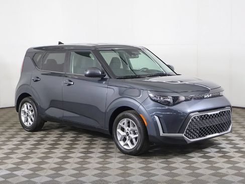 Used 2023 Kia Soul LX w/ LX Technology Package FWD image 2