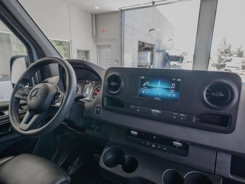 Used 2023 Mercedes-Benz Sprinter 2500 image 19