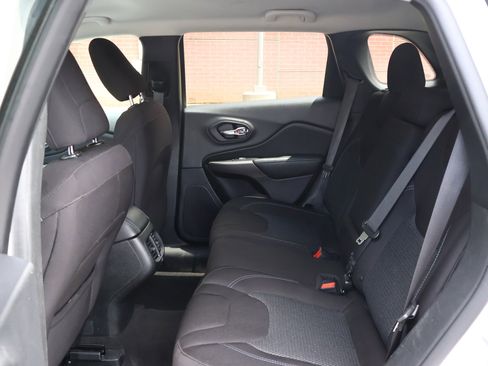 Used 2019 Jeep Cherokee Latitude w/ Cold Weather Group AWD/4WD image 17