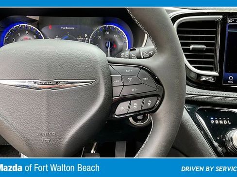 Used 2025 Chrysler Pacifica Limited FWD image 11