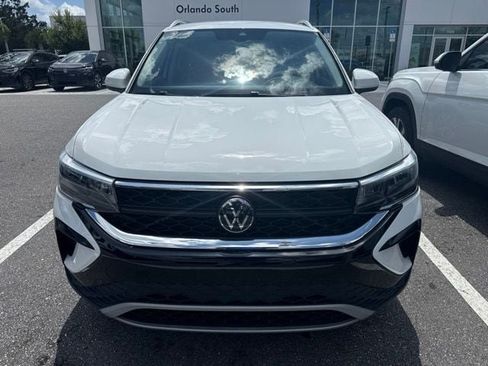 Used 2024 Volkswagen Taos SE FWD image 2
