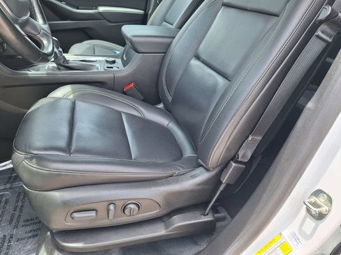 Used 2023 Chevrolet Traverse LT FWD image 10