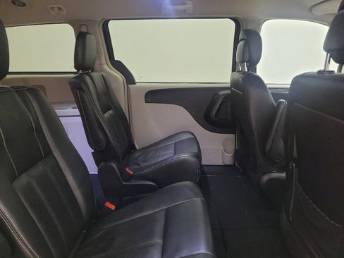 Used 2016 Chrysler Town & Country Touring image 19