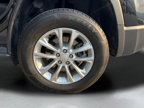 Used 2019 Jeep Cherokee Latitude w/ Popular Appearance Group AWD/4WD image 16