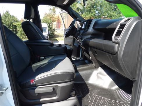 Used 2024 RAM 2500 Tradesman w/ Chrome Appearance Group image 32