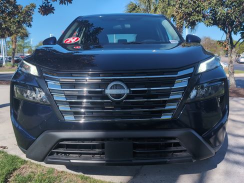 Used 2024 Nissan Rogue SV image 3