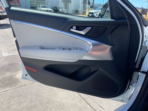 Used 2025 Genesis G70 2.5T image 20